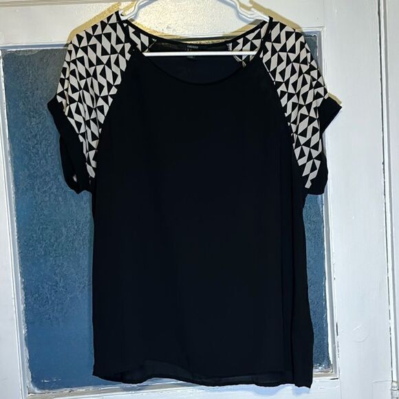 Forever 21 Women’s Black and White Patterned Short Sleeve Tshirt size large - Picture 1 of 4